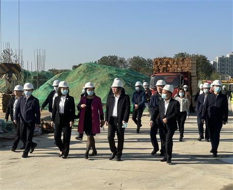 袁一旦到臨江學(xué)校建設(shè)項(xiàng)目檢查指導(dǎo)工作