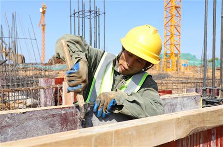 【戰(zhàn)高溫 沖產(chǎn)值】明德中學(xué)項(xiàng)目：多措并舉 直面“烤”驗(yàn)