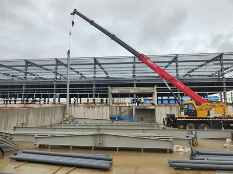 【奮戰(zhàn)三季度 打贏攻堅(jiān)戰(zhàn)】冶建第四分公司內(nèi)蒙古項(xiàng)目2#冷庫鋼結(jié)構(gòu)首吊成功！